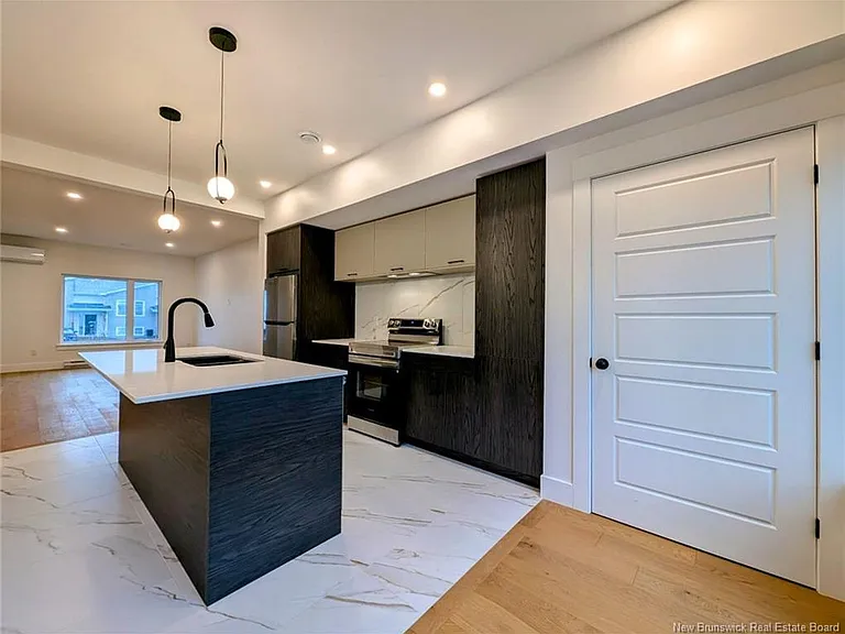 124 Ernest St — Photo 3
