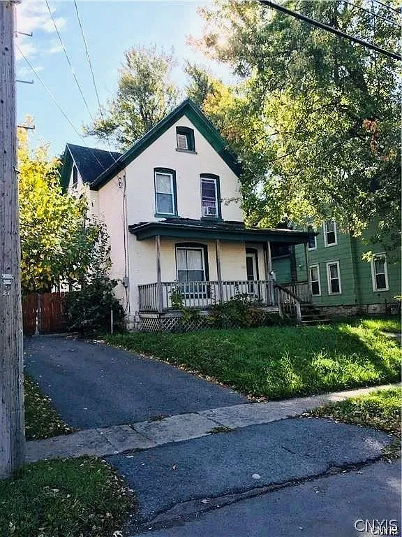 3 bed, 1.5 bath, 1440 sqft, $1,300 — Photo 1