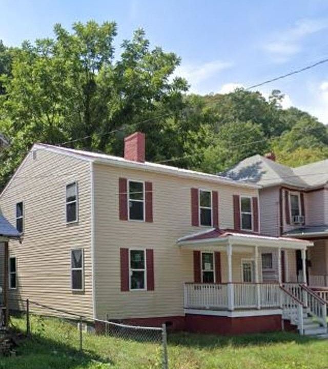 2nd image of 319 Roxbury St