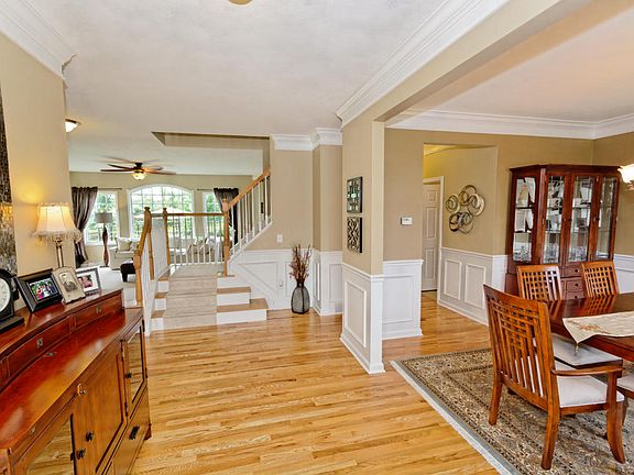3rd image of 35 Avendale Dr