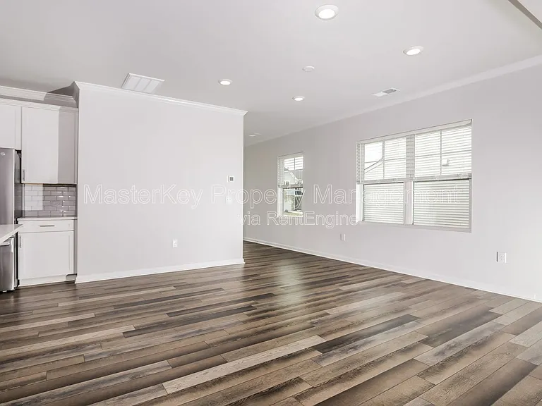 2061 Caen St — Photo 8