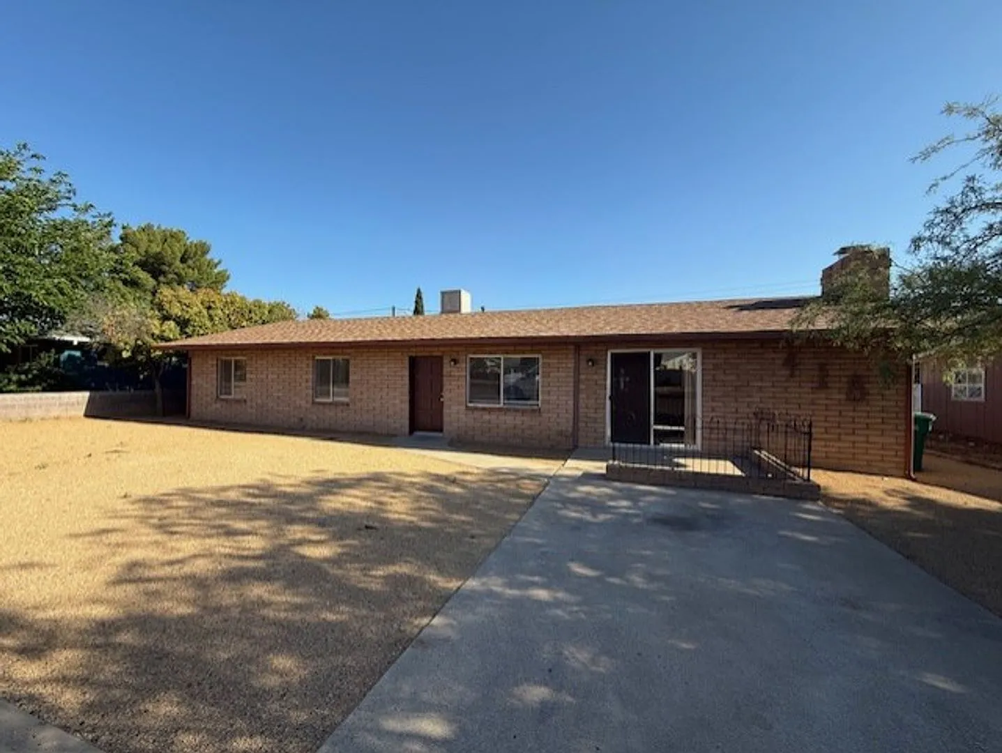 3 Bed plus Den/ 4th Bedroom 1 1/2 Bath Home with Fireplace Contact Property Pros — Photo 1