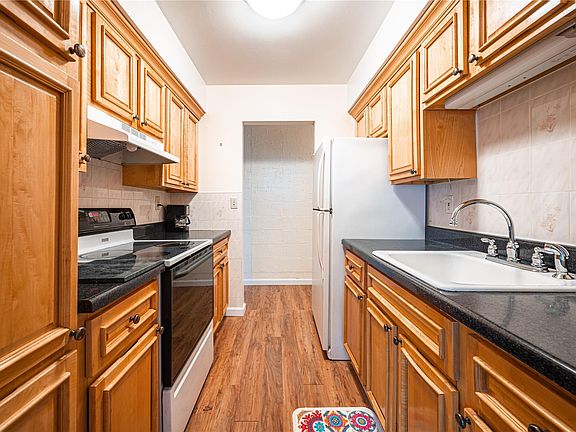 3rd image of 308 Towne House Vlg #308