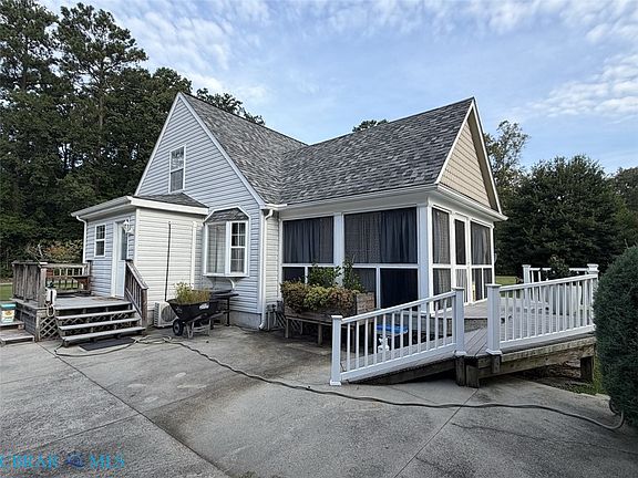 3rd image of 504 Long Point Ln