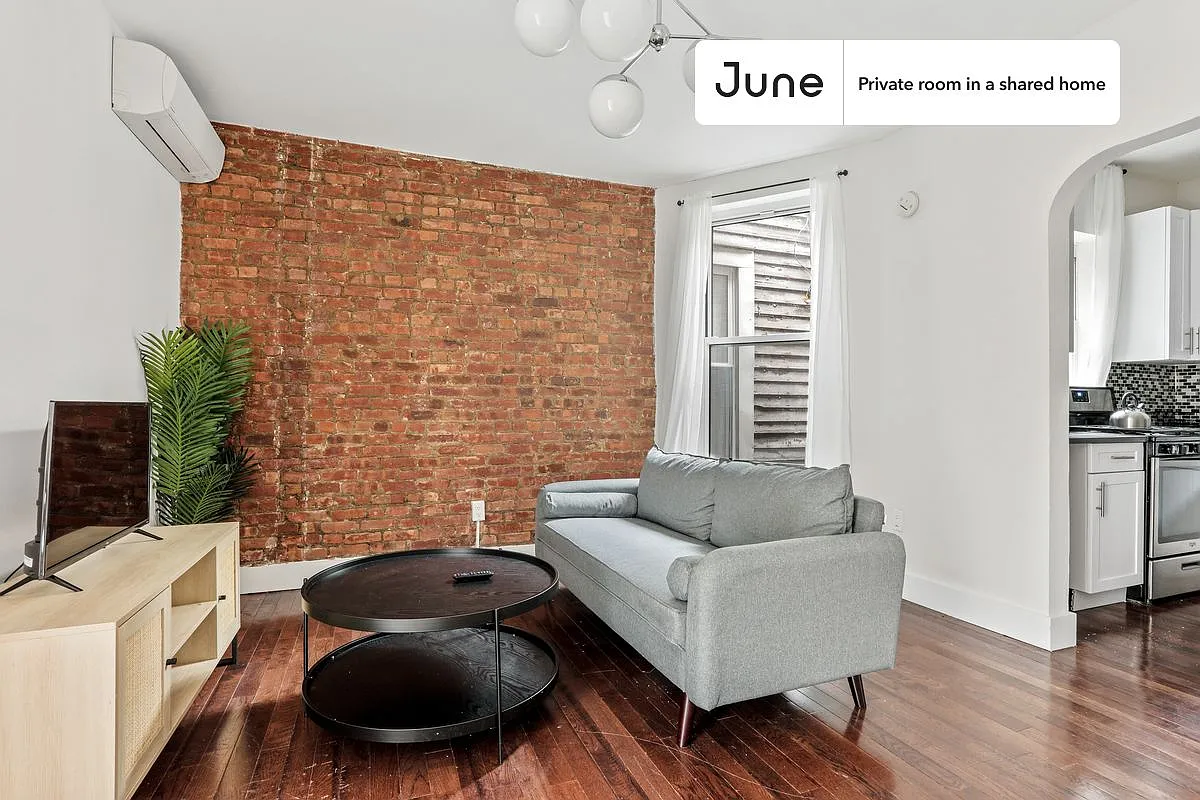 Queen bedroom in 3 bed/1 bath home in Prospect Park South #749 B — Photo 4