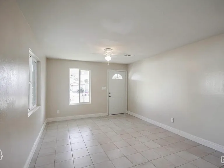 906 Wilson Ave #B — Photo 2