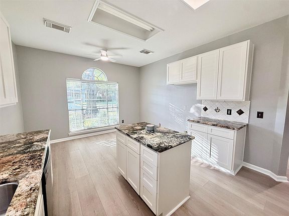4th image of 2915 Veva Dr