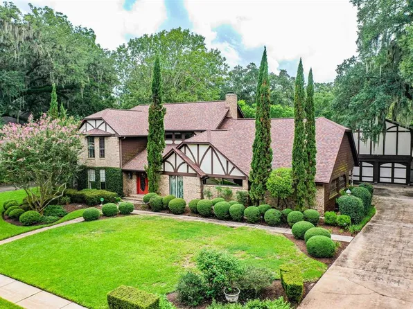 305 Huckleberry Dr, Lake Jackson, TX 77566
