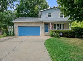 2332 Oak Point Dr, Akron, OH 44321