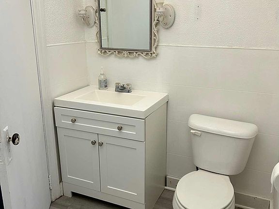 2nd image of 230 Lakeview Dr E #230