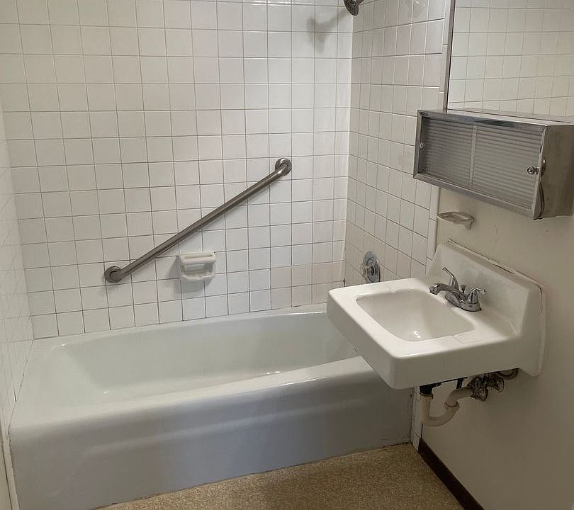 2nd image of 1302 S 32nd St Unit 8