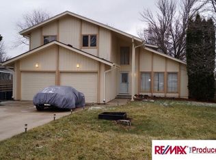 15017 Fieldcrest Dr, Omaha, NE 68154