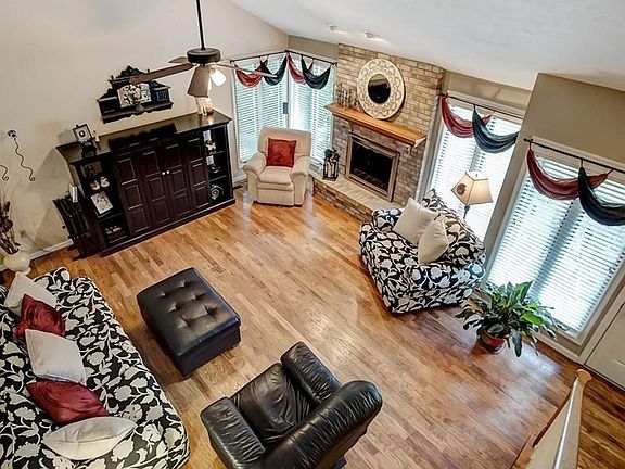 5th image of 305 Green Oak Dr