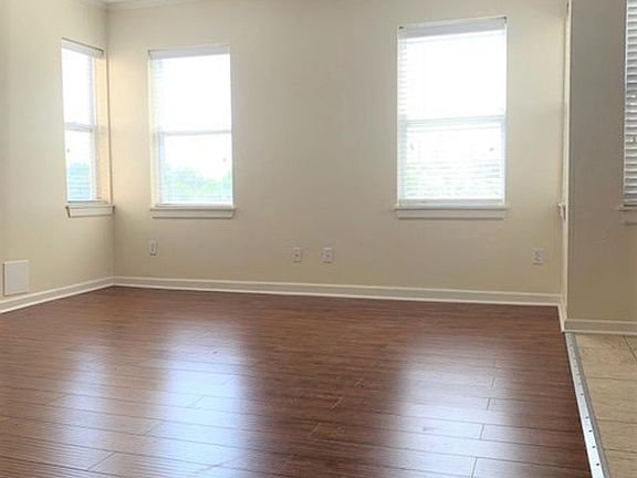3rd image of 910 NW 13th St APT 8
