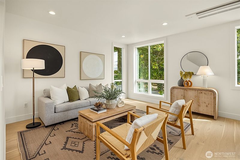 4th image of 4413 2nd Avenue NE
