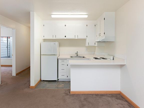 5th image of 1040 Oak St APT 2