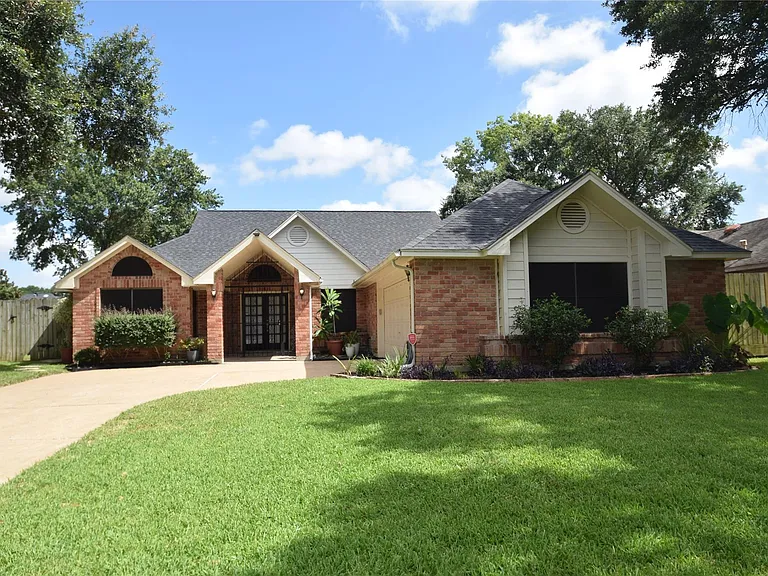 22922 Glenover Dr — Photo 1