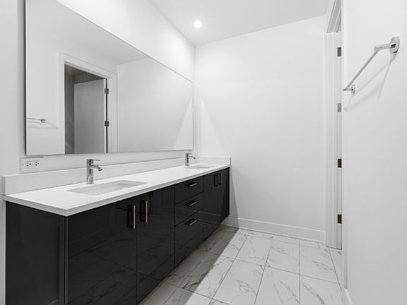 5th image of 1701 W Webster Ave #605