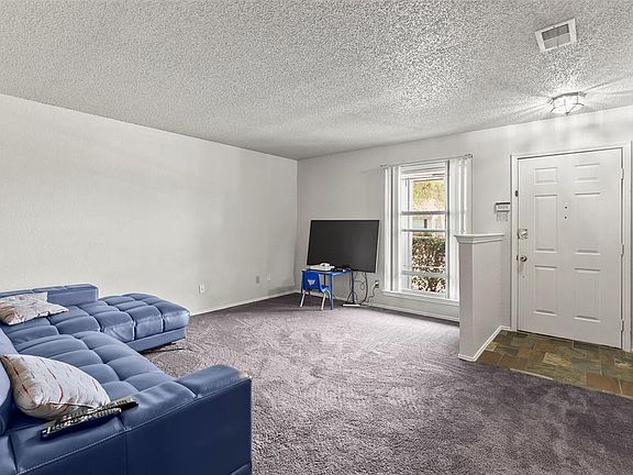 5th image of 2863 Red Oak Dr