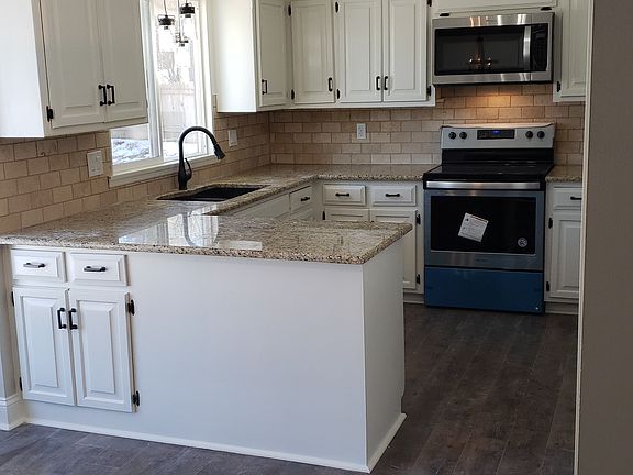 2nd image of 207 NW Redwood Ct