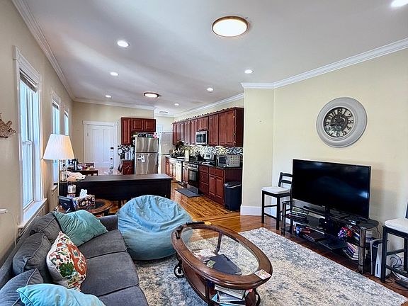 4th image of 7 Fuller St #T