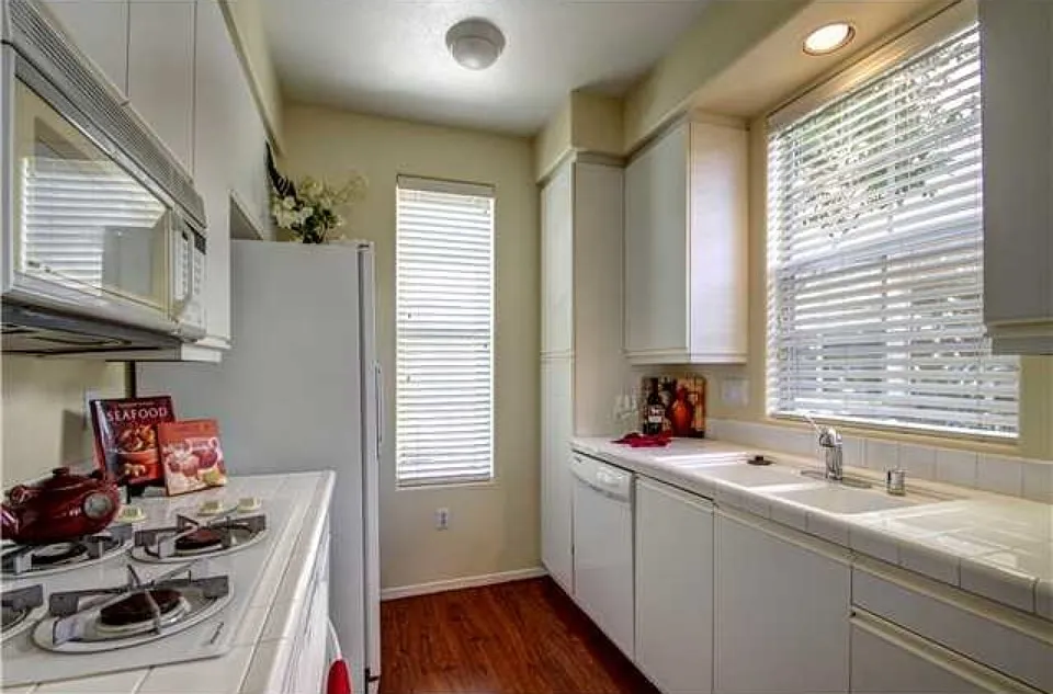 1 bed, 944 sqft, $1,800 — Photo 3