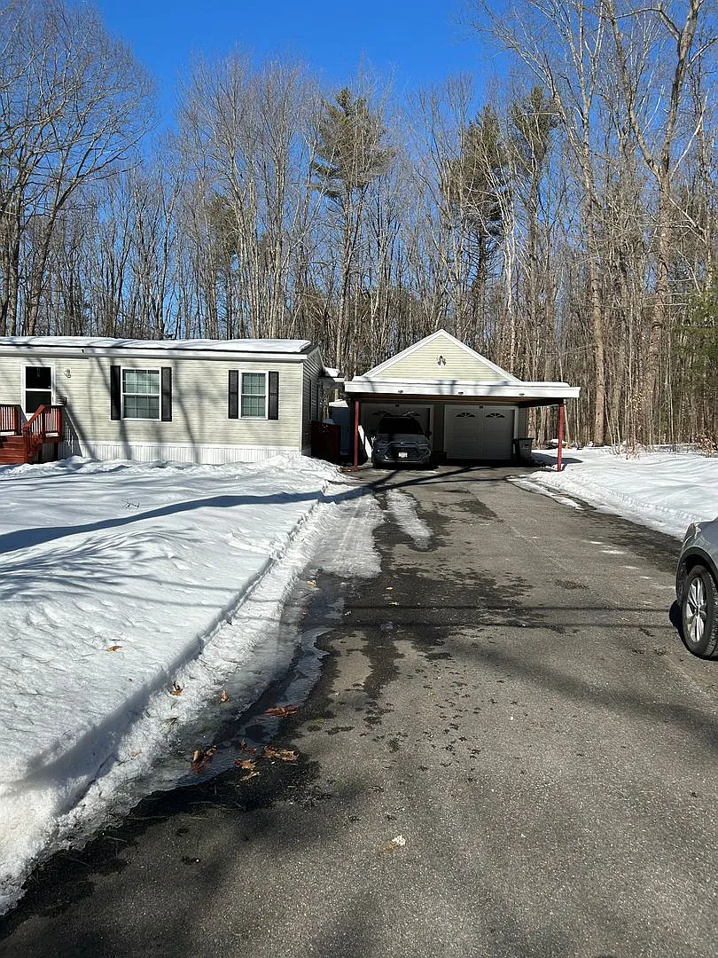 Sweet location, 3 bedroom 2 bath in Eliot Maine! 2 car garage! — Photo 2
