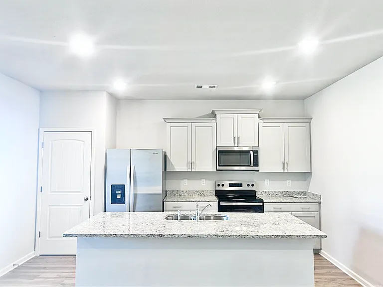 724 Edgemont Cir — Photo 3