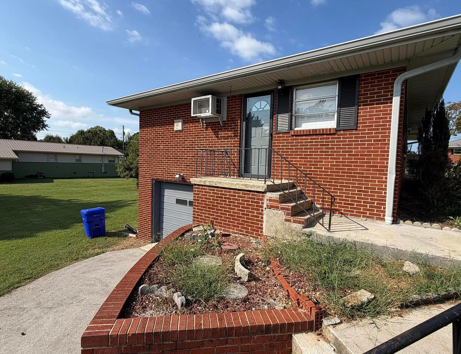 3 bed, 1.0 bath, 1222 sqft, $2,400 — Photo 2