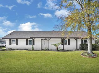 4902 Green Willow Ln, Dickinson, TX 77539