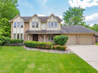 24 Stirrup Cup Ct, St Charles, IL 60174
