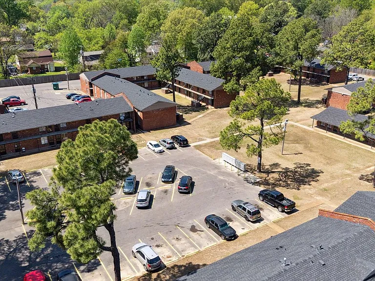 Holmes Pointe Apartments — Photo 30