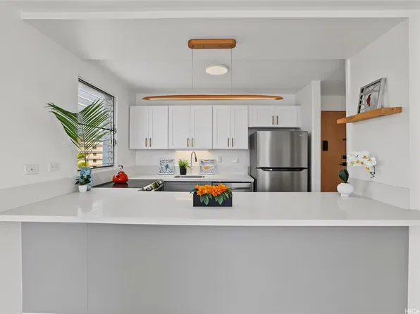 3033 Ala Napuaa Pl APT 302, Honolulu, HI 96818