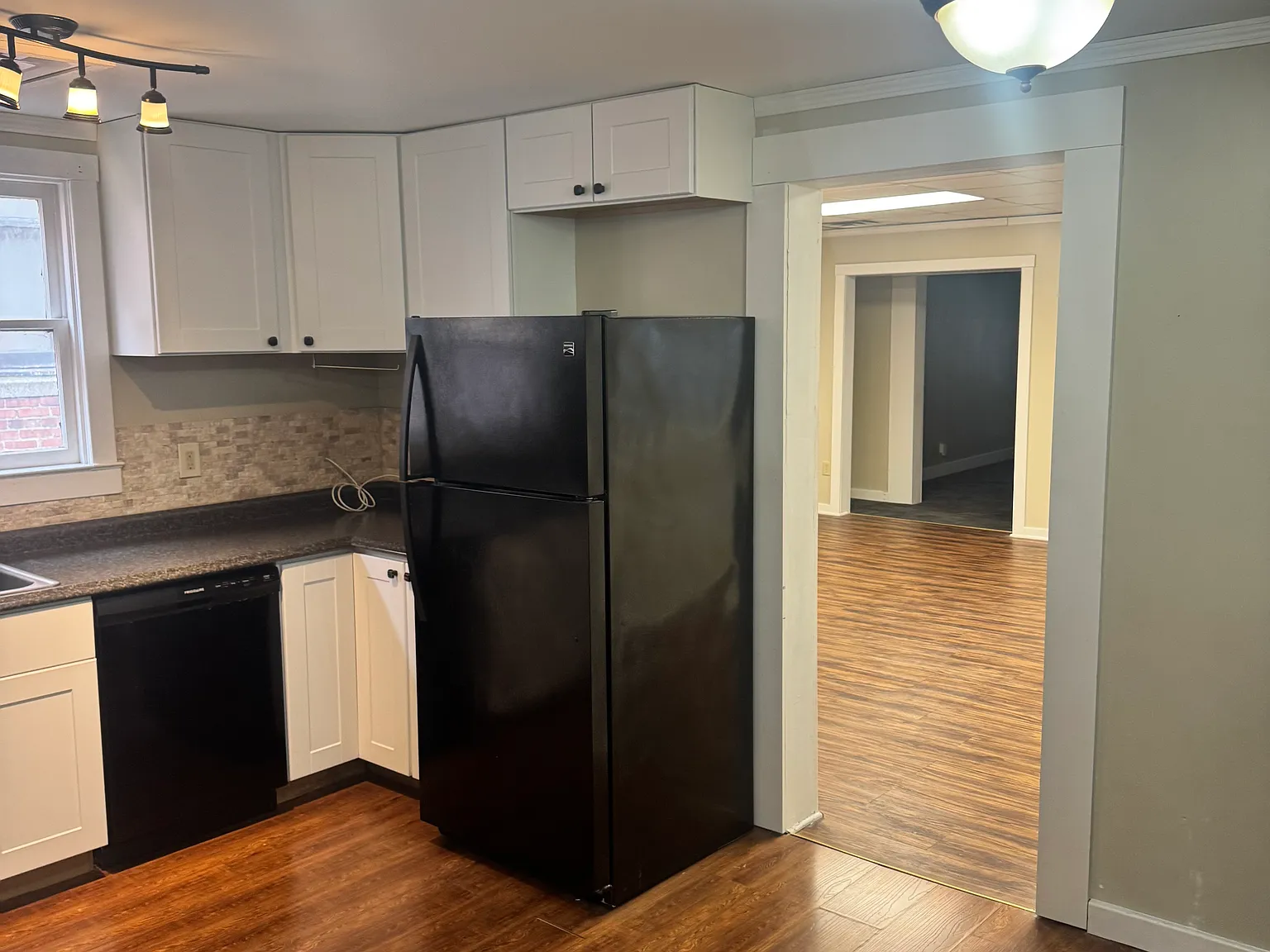 1 bed, 1098 sqft, $1,350 — Photo 2