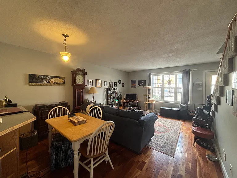 16 Frederick Ln — Photo 2