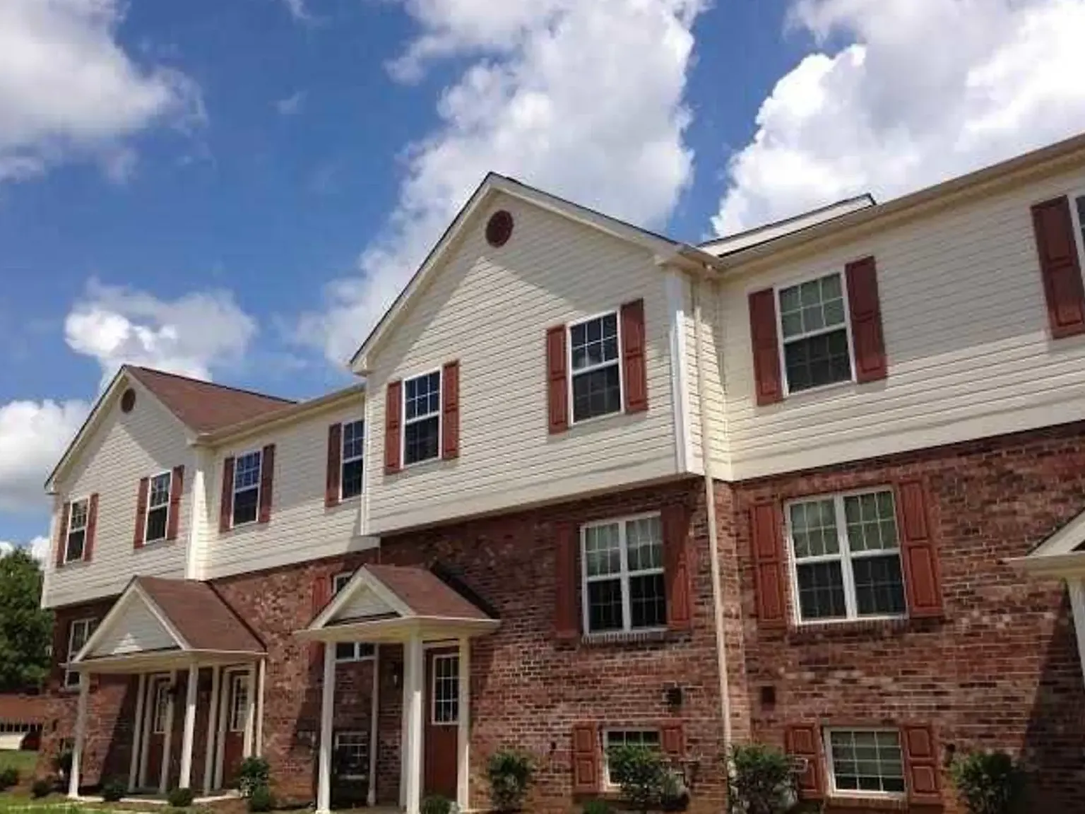 Timberbrook Court Townhouses — Photo 1