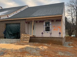 214 Collinswood Dr, Staunton, VA 24401