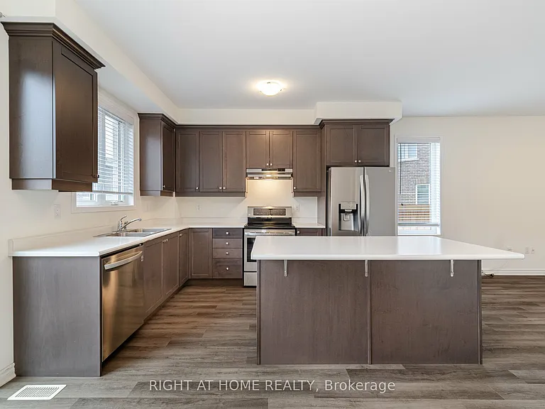 908 Sumac Cres — Photo 12