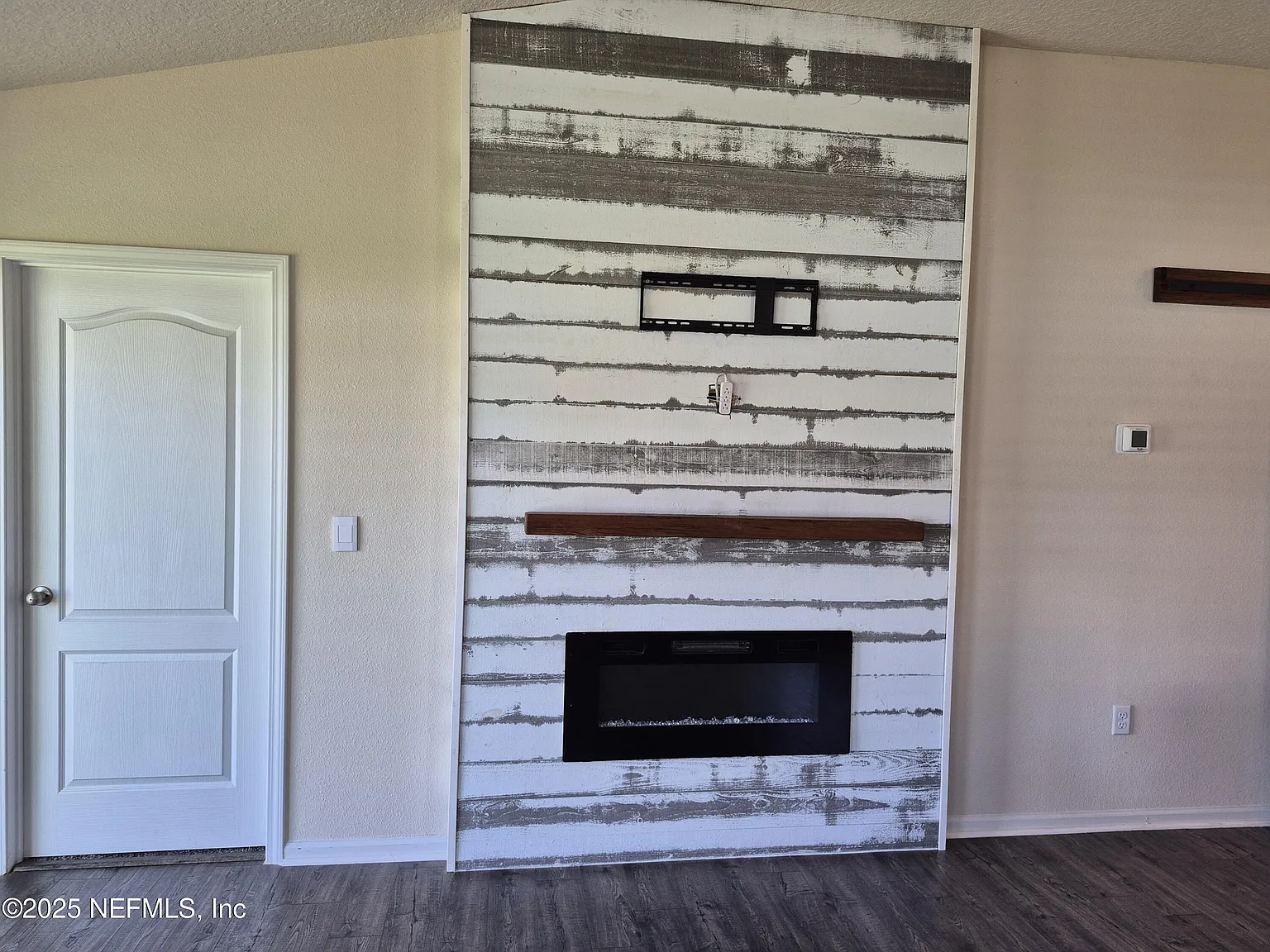 3 bed, 2.0 bath, 1398 sqft, $1,900 — Photo 4