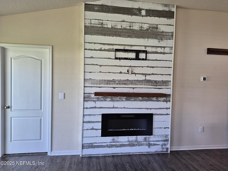 2537 Oak Stream Dr — Photo 4