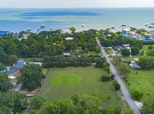 8 Middleton St, Bacliff, TX 77518