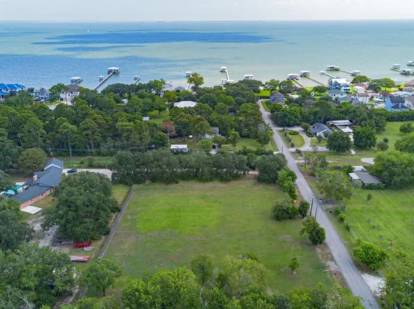 8 Middleton St, Bacliff, TX 77518