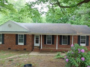 112 Village Ln, Greensboro, NC 27409