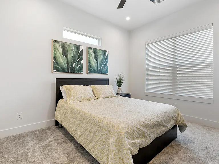 2513 Winnetka Ave — Photo 10