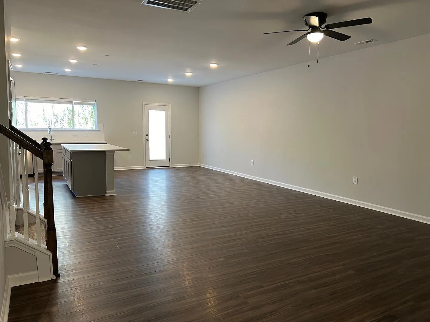 3 bed, 2.5 bath, 1969 sqft, $2,050 — Photo 4