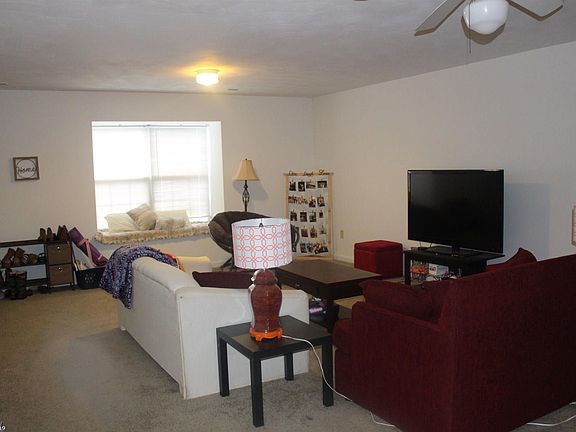 3rd image of 425 Laurence Ln