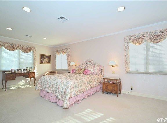 4th image of 25 Hawthorne Ln