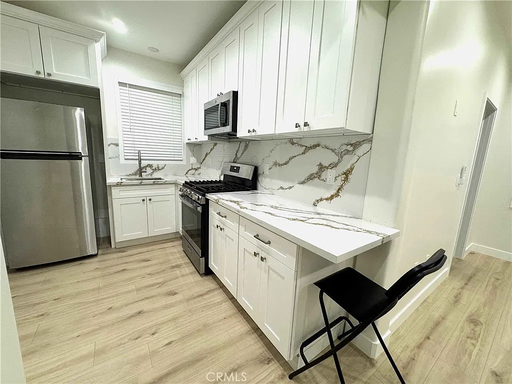 1 bed, 389 sqft, $2,100 — Photo 2