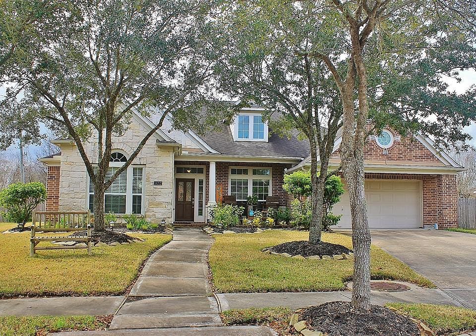 Welcome to 14214 Clear Landing Ln in the wonderful Master Planned Community of Lake of Savannah conveniently located close to TX-288, Beltway 8, Hwy 6 and Hobby Airport.