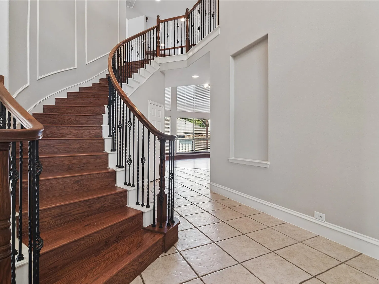 4 bed, 3.5 bath, 3916 sqft, $3,800 — Photo 4